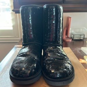 Pre-owned UGG classic sparkle in black color.